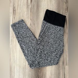 Black and grey H&M Sport Cropped leggings (medium)